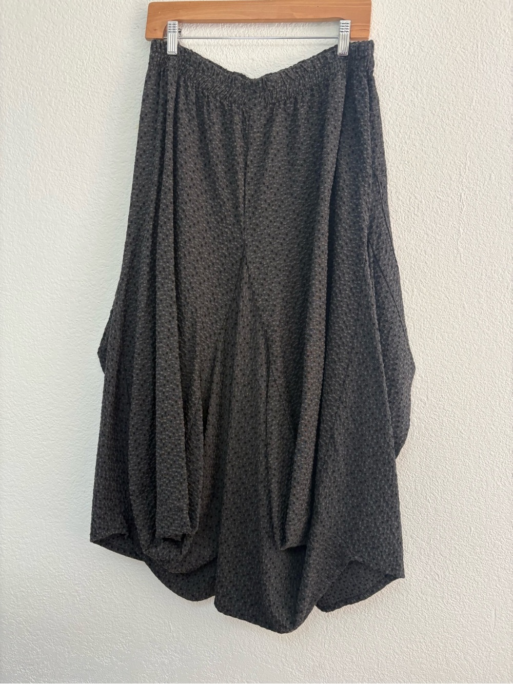 Textured Black A-Line Balloon Skirt with Elastic Waist